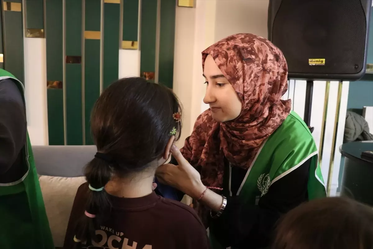 Dünya Yetimler Günü\'nde İftar Programı