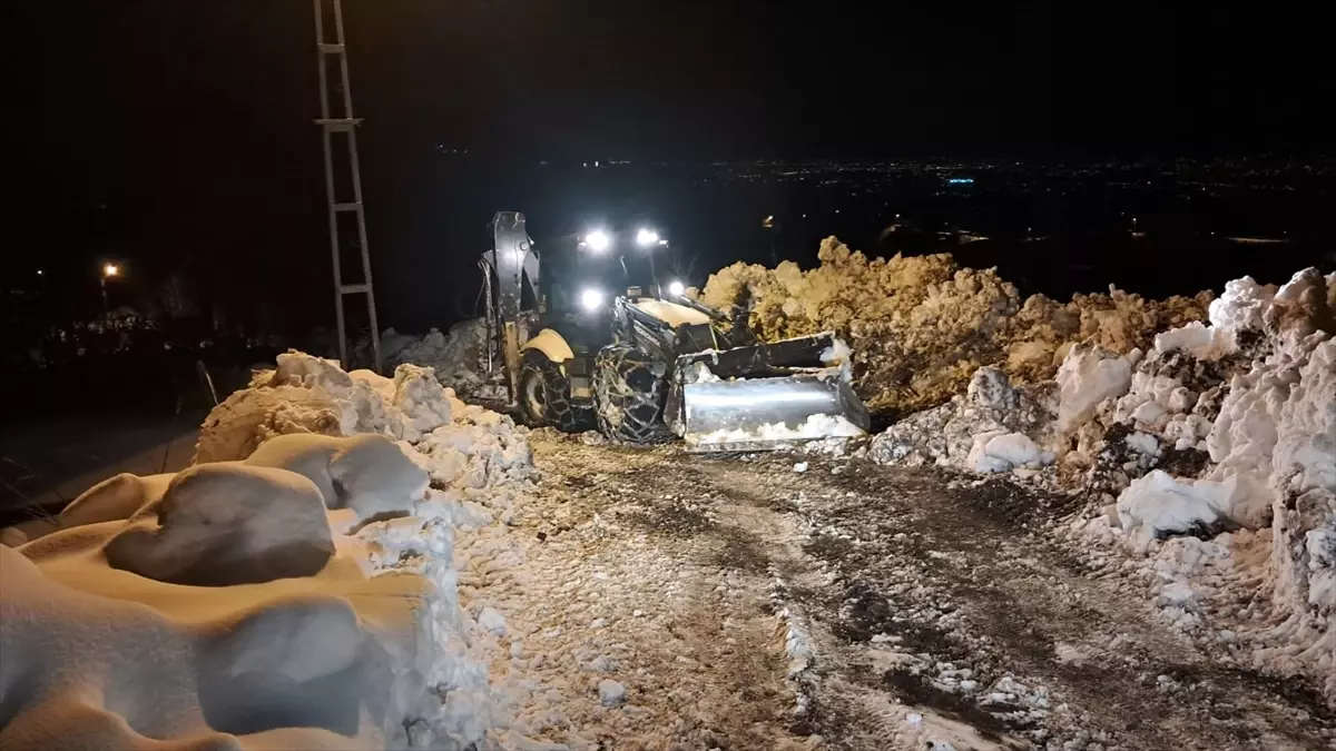 Salıpazarı\'nda Karla Mücadele Devam Ediyor