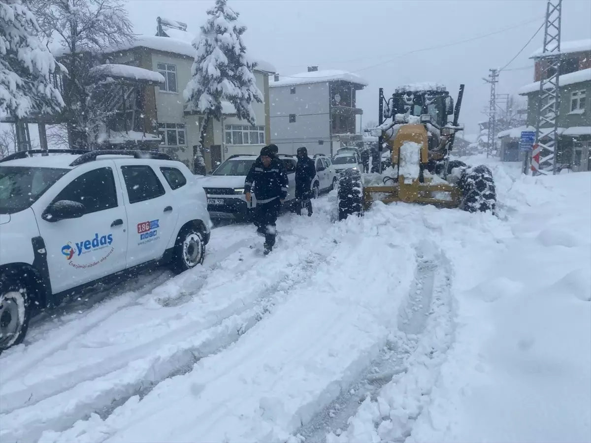 Salıpazarı\'nda Ulaşım Kar Engeliyle Zorlaştı