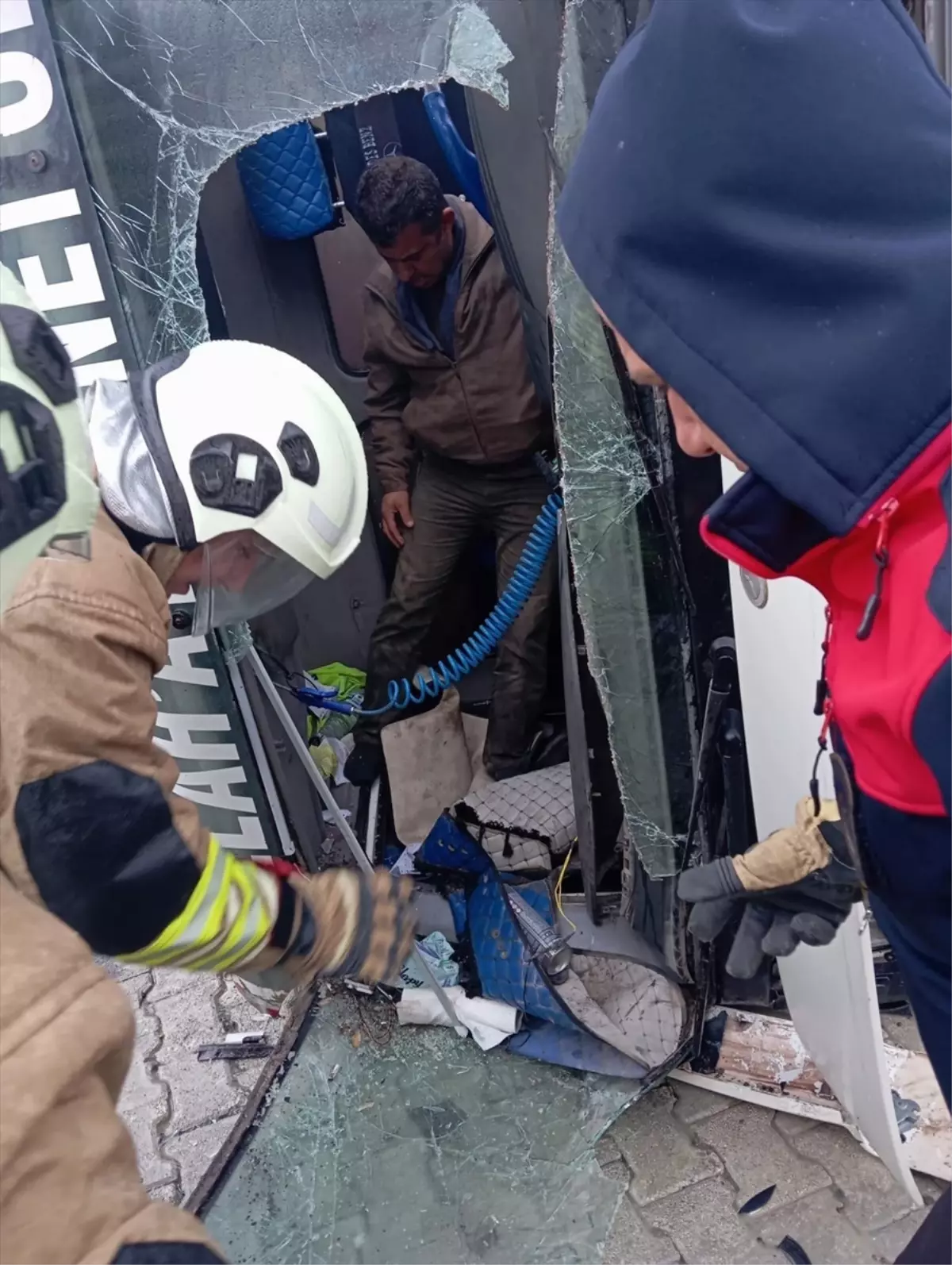 Samandağ\'da Kamyon Devrildi: Sürücü Yaralandı