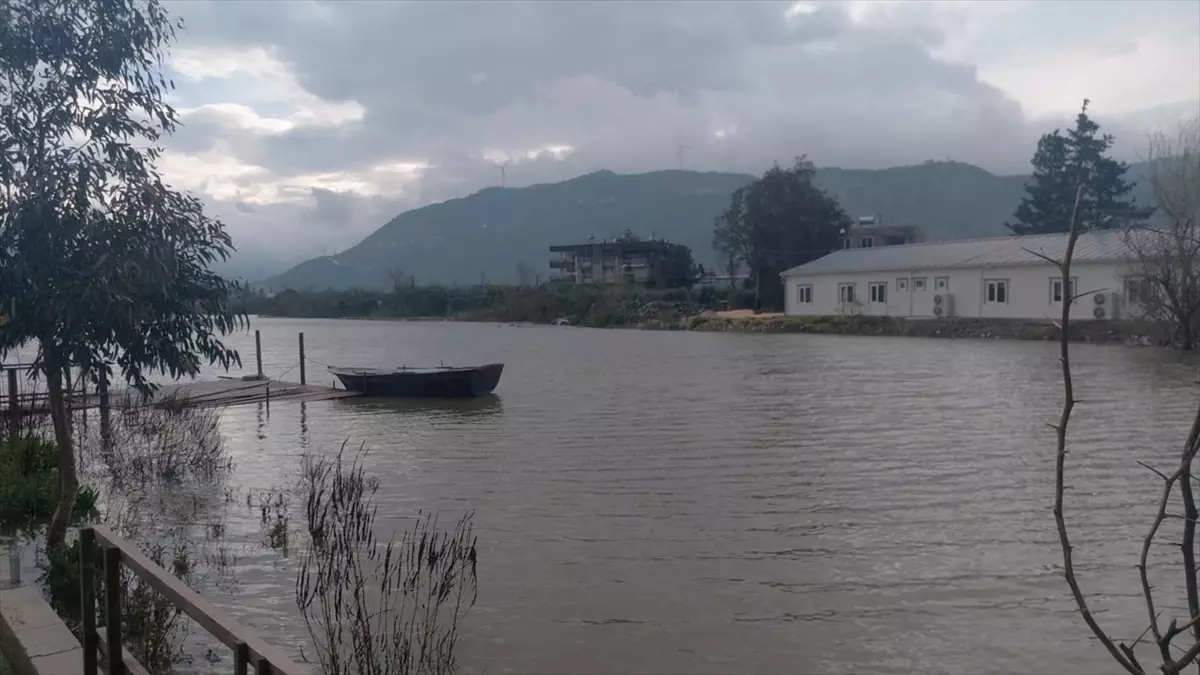 Hatay\'da Sağanak, Yollarda Su Birikintileri Oluşturdu