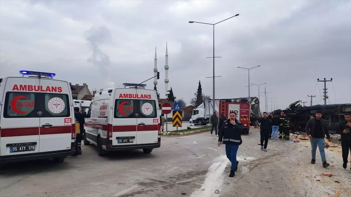 Vezirköprü\'de Trafik Kazası: 19 Yaralı