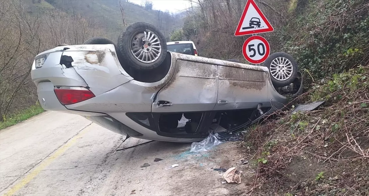 Samsun\'da Otomobil Devrildi: 2 Yaralı