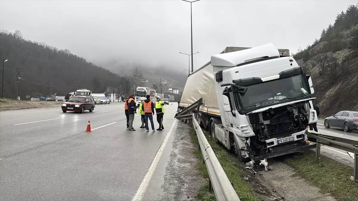 Samsun\'da Freni Boşalan Tır Tehlike Yarattı