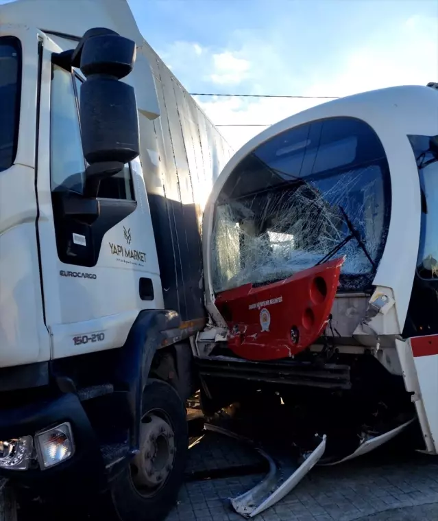 Samsun’da Kamyon-Tramvay Çarpışması: 3 Yaralı