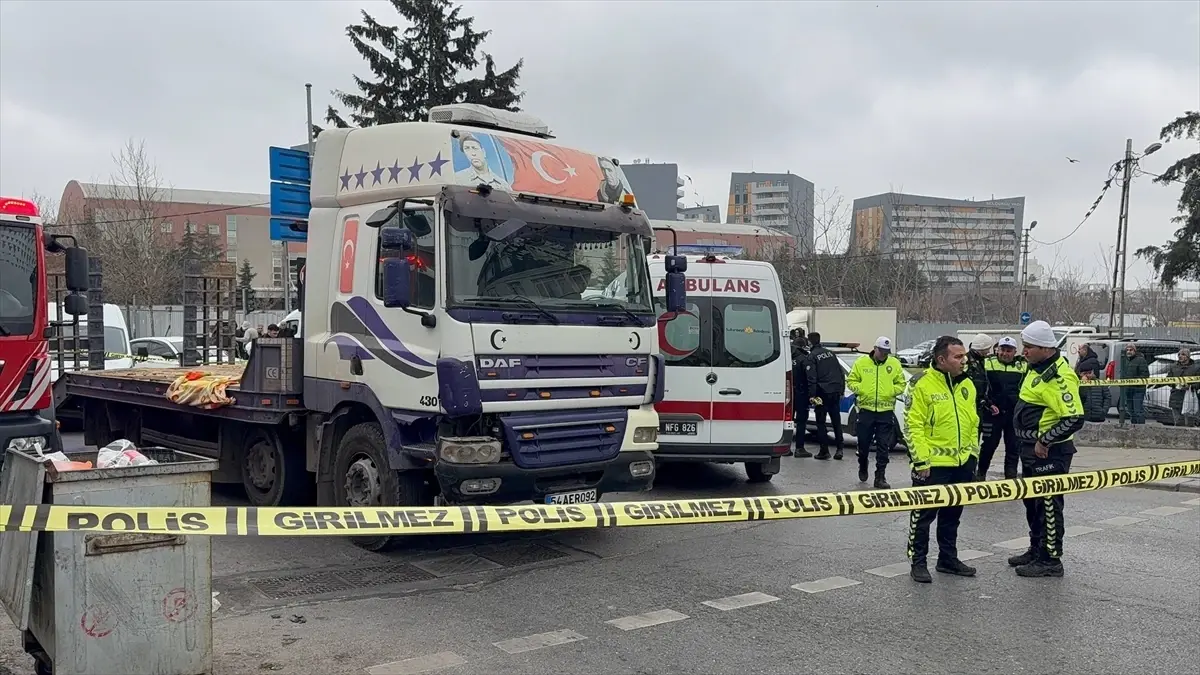 Sancaktepe\'de tırın çarptığı kadın hayatını kaybetti