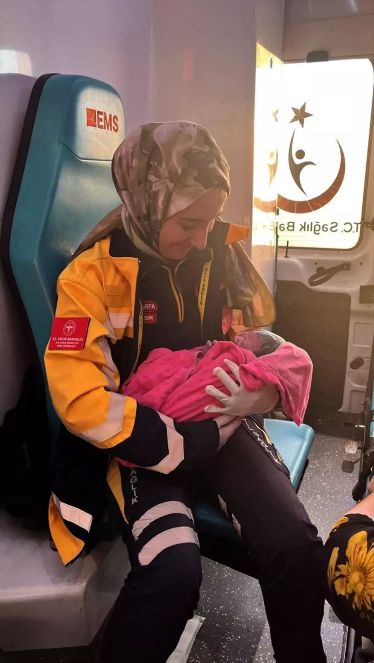 Ambulans Doğum: Hamile Kadın Sağlık Ekipleri ile Bebeğini Kucağına Aldı