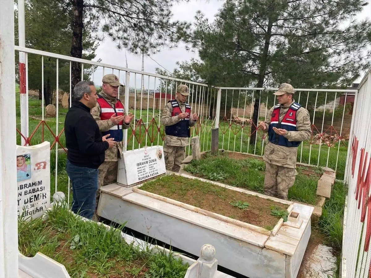 Şanlıurfa\'da Şehit Kabirlerine Bayram Bakımı