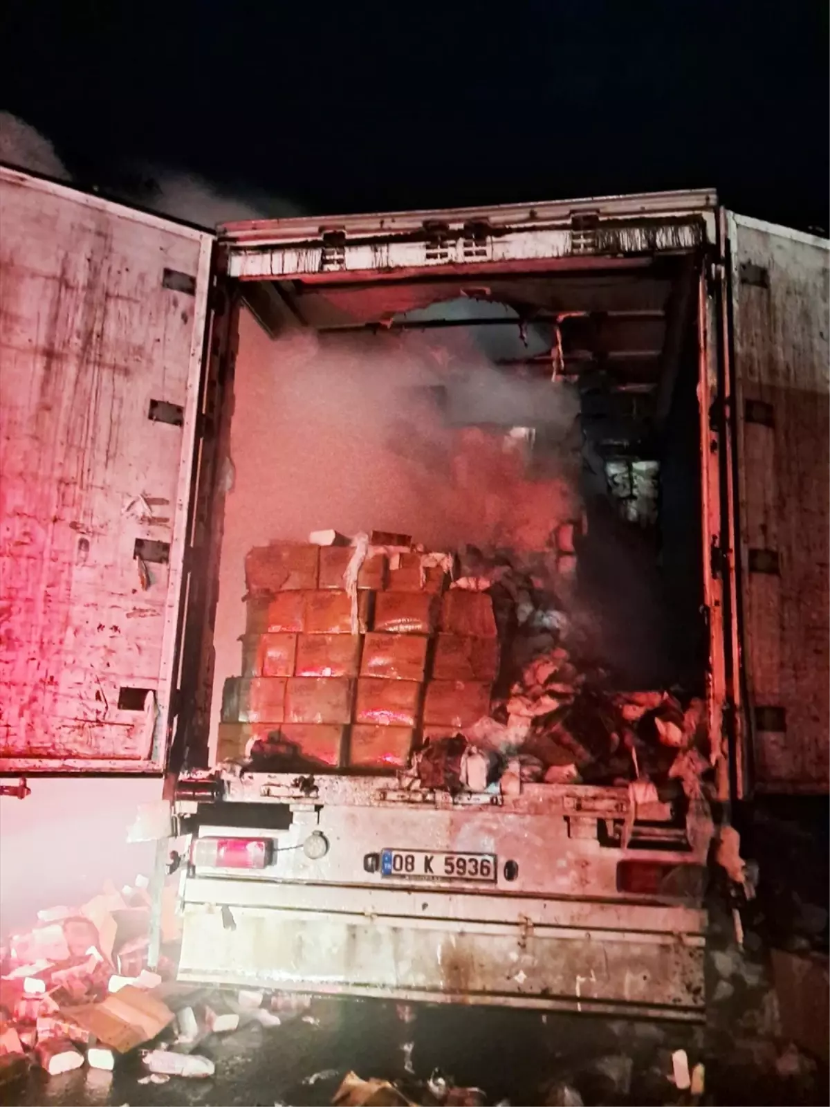 Peçete Yüklü Tırda Yangın