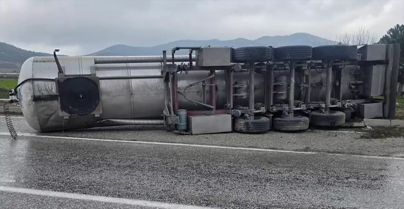 Sarıgöl\'de Tır Devrildi: 1 Yaralı