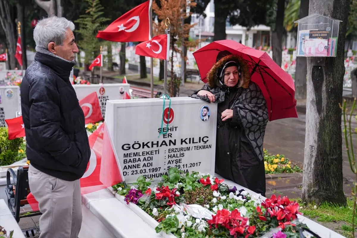 Şehit aileleri, bayramın ilk gününde İstanbul\'da kabirleri ziyaret etti