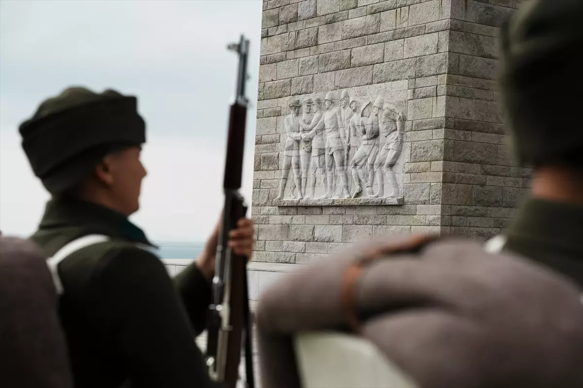 Şehitler Abidesi\'nde Çanakkale Deniz Zaferi\'nin 111. yıl dönümü dolayısıyla tören düzenlendi