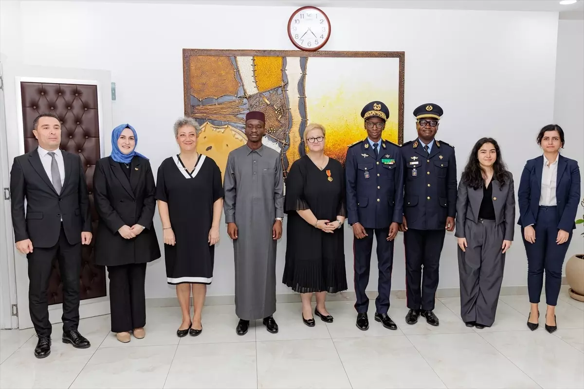 Büyükelçi Nur Sağman\'a Şeref Madalyası