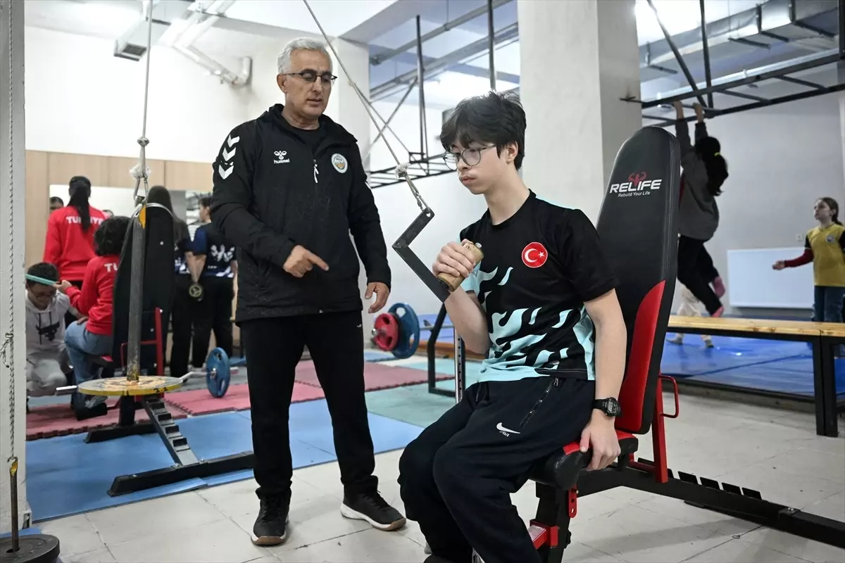 Serebral palsili Muhammed Ömer, "bileğinin gücüyle" hayata tutundu