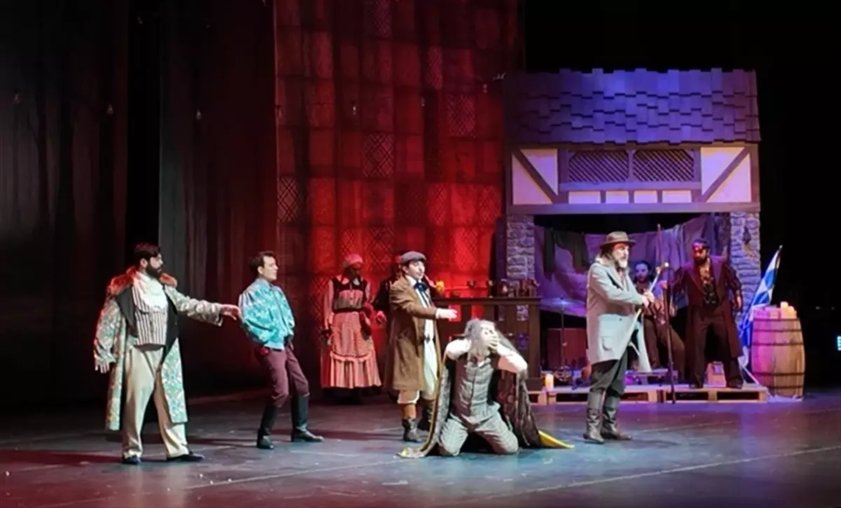 Windsor\'un Şen Kadınları Müzikali Prömiyerini Yaptı