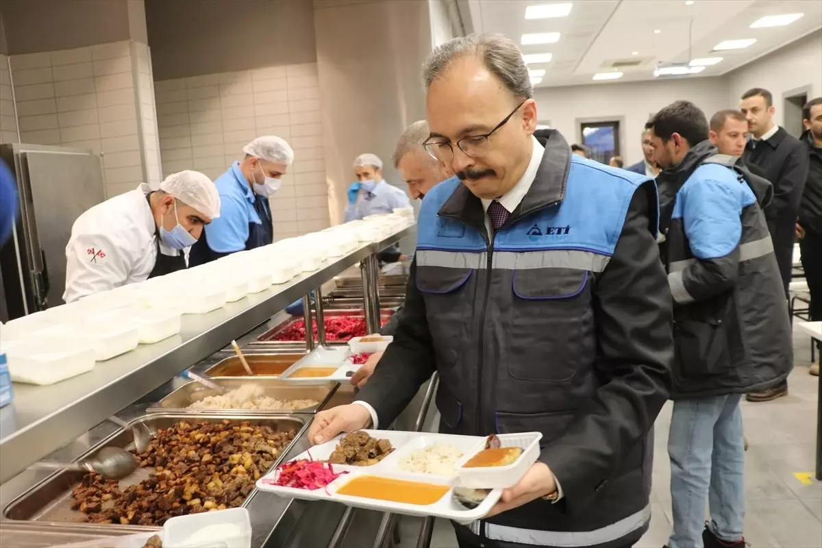 Vali Kızılkaya İşçilerle İftar Yaptı