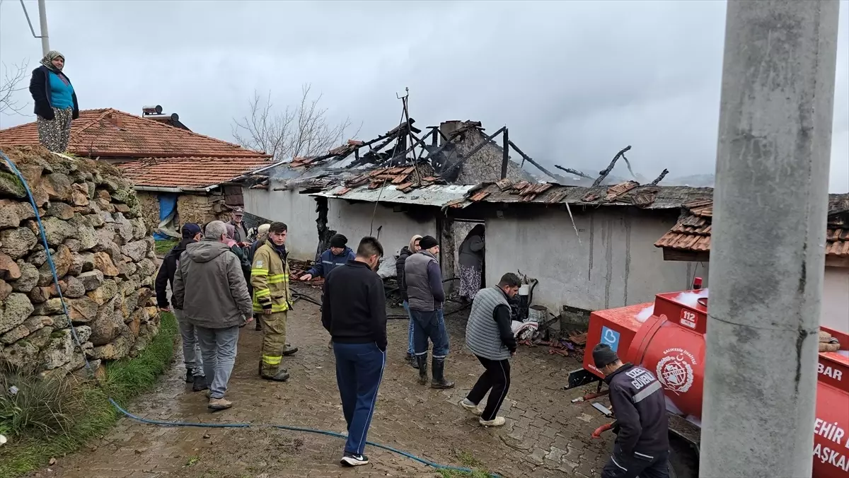 Sındırgı\'da Yangın: 2 Ev Kullanılamaz Hale Geldi