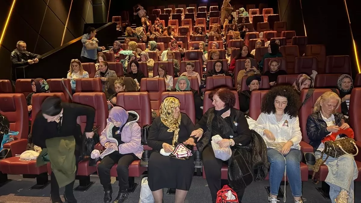 Kadınlar Sinemada Örgü Örüyor