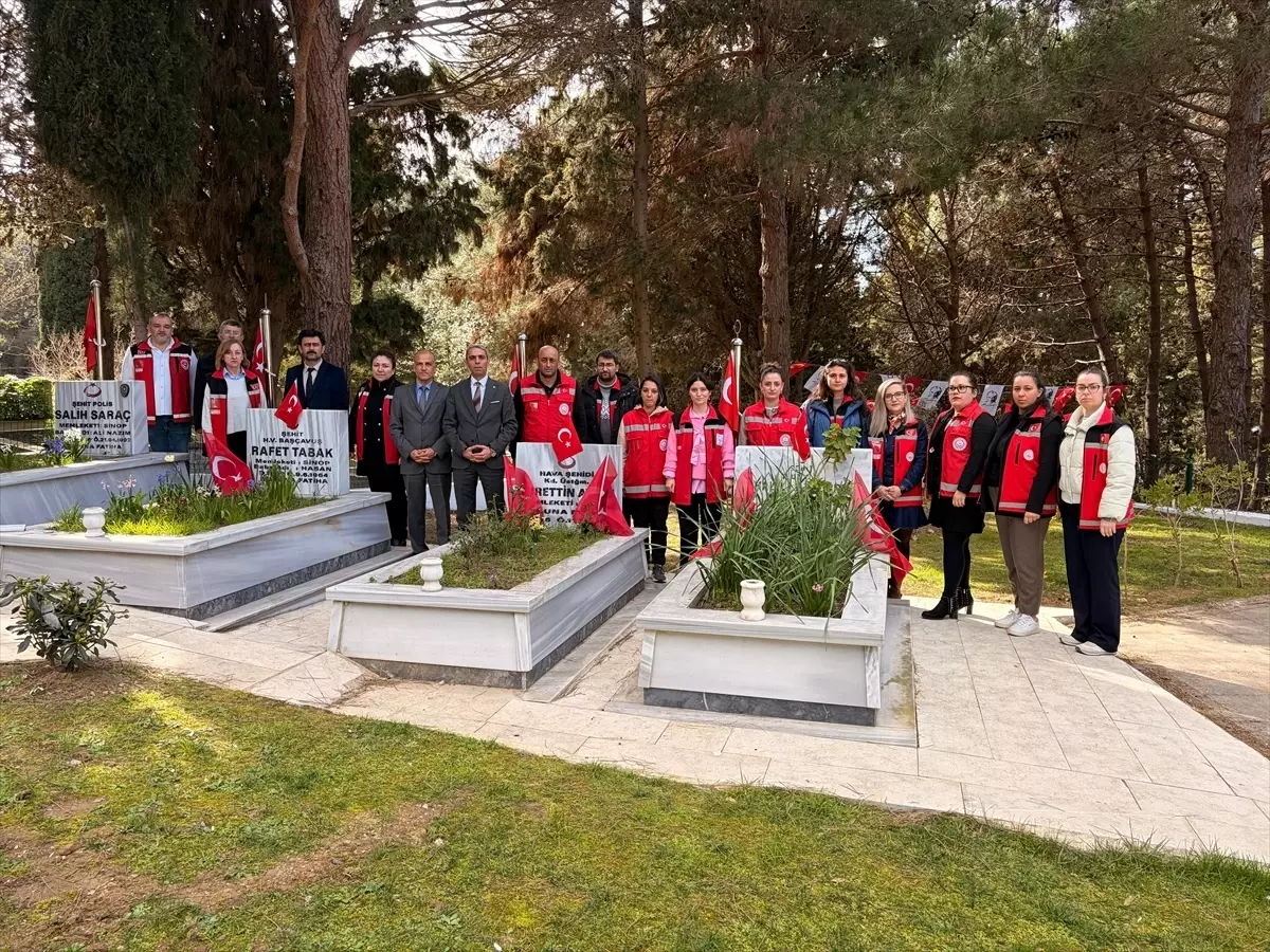 Sinop\'ta Aile ve Sosyal Hizmetler İl Müdürlüğü personelinden şehitlik ziyareti