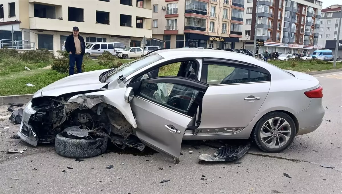 Sinop\'ta Trafik Kazası: 3 Yaralı