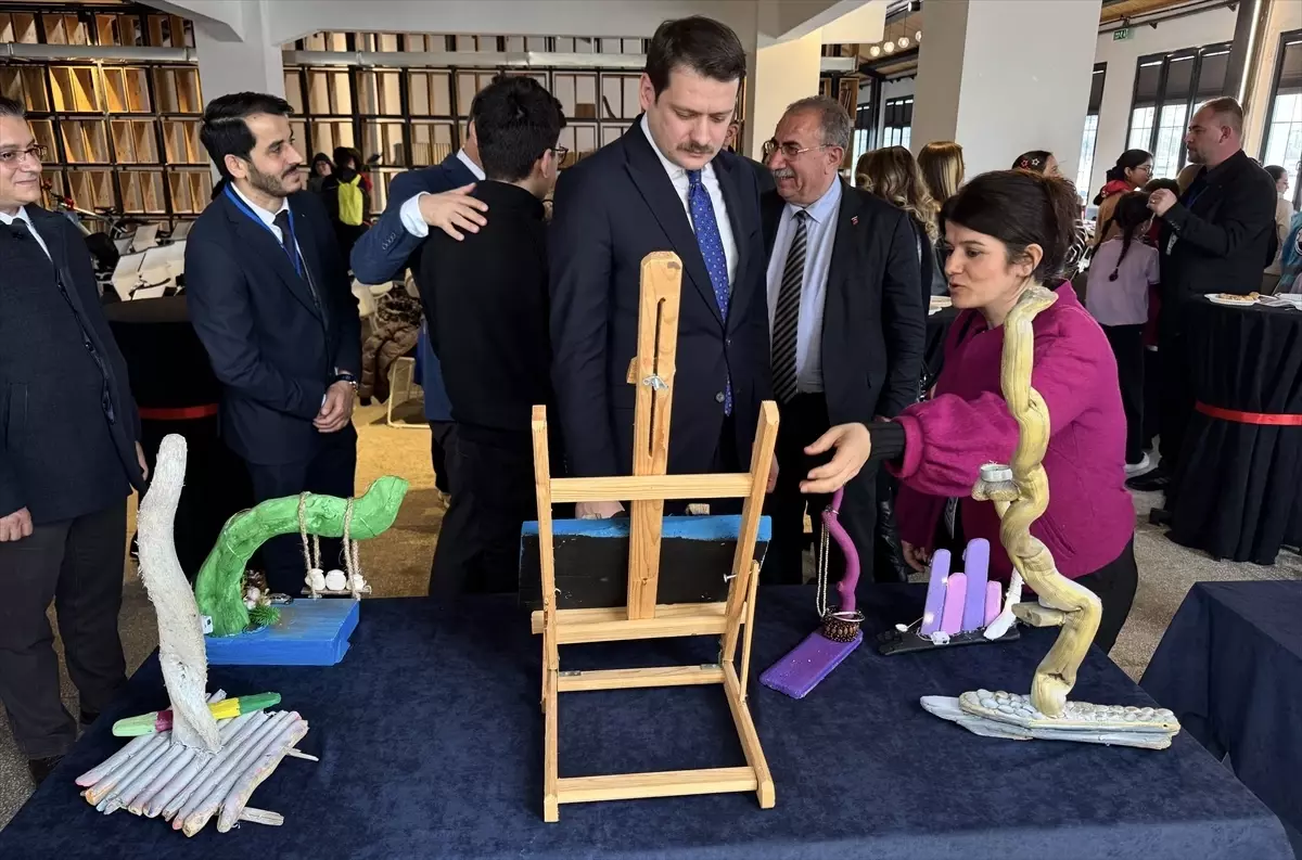 Sinop\'ta öğrenciler sahil atıklarından yaptıkları çalışmalarla "temiz deniz" mesajı verdi