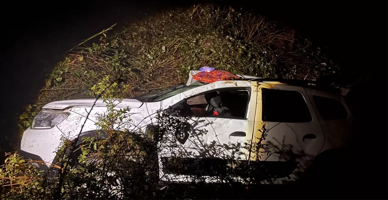 Türkeli\'de Otomobil Uçuruma Devrildi: 7 Yaralı