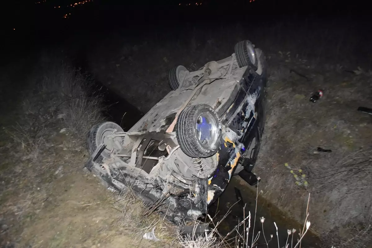 Boyabat\'ta Otomobil Su Kanalına Devrildi: 2 Yaralı