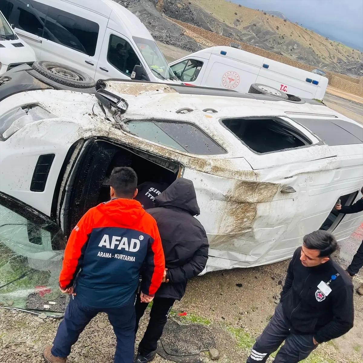 Şırnak\'ta Minibüs Devrildi: 9 Yaralı