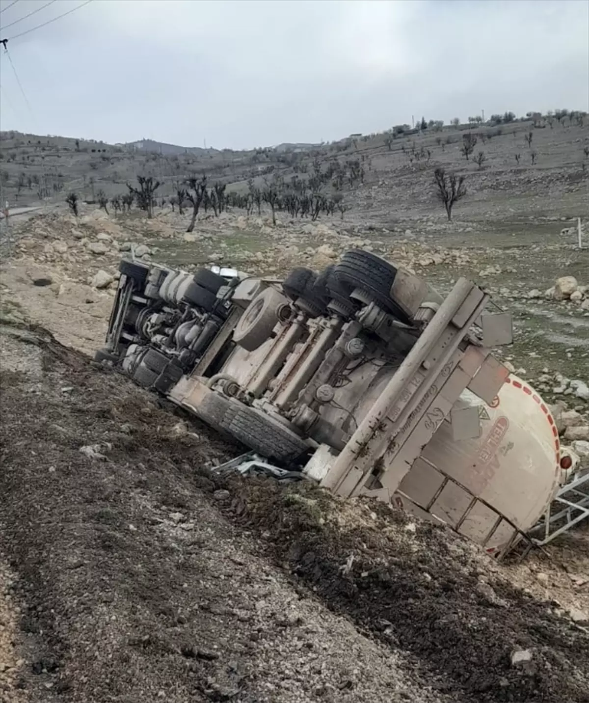 Şırnak\'ta Tanker Devrildi, Sürücü Yaralandı