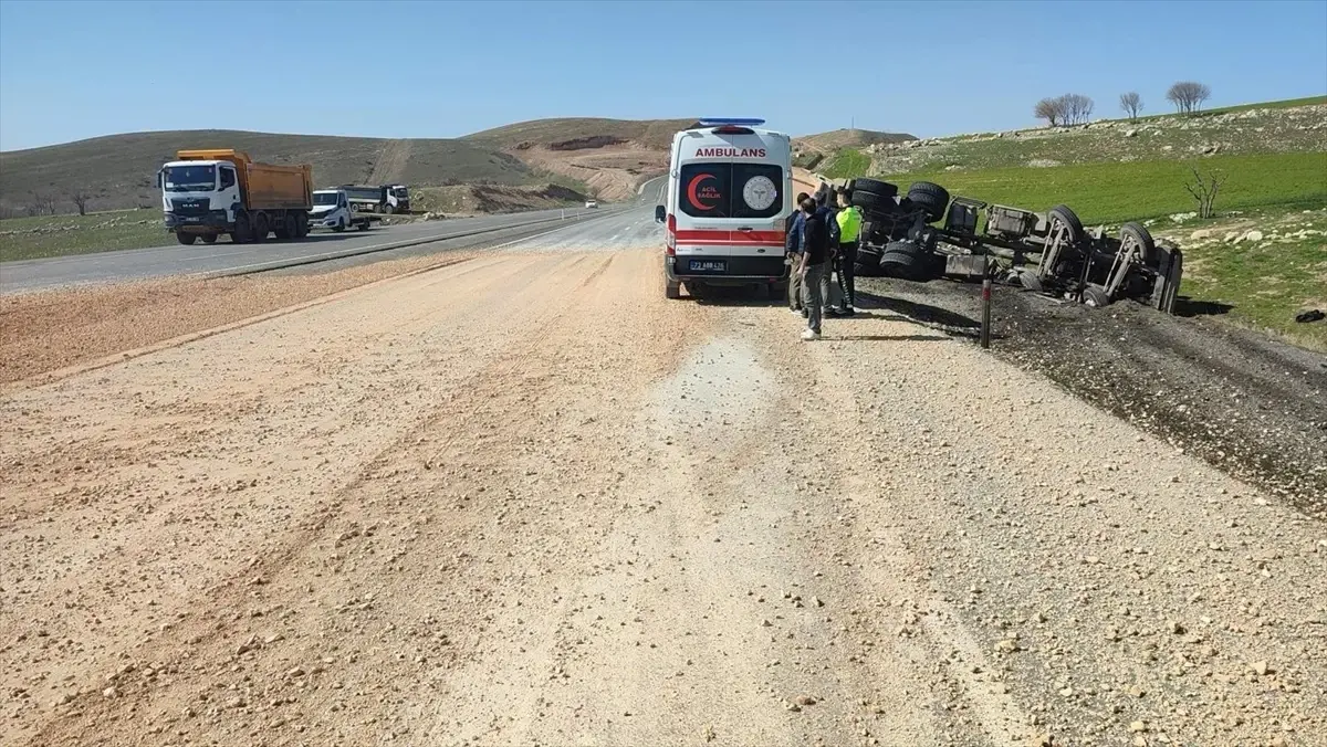 Şırnak\'ta Kamyon Devrildi, Sürücü Yaralandı