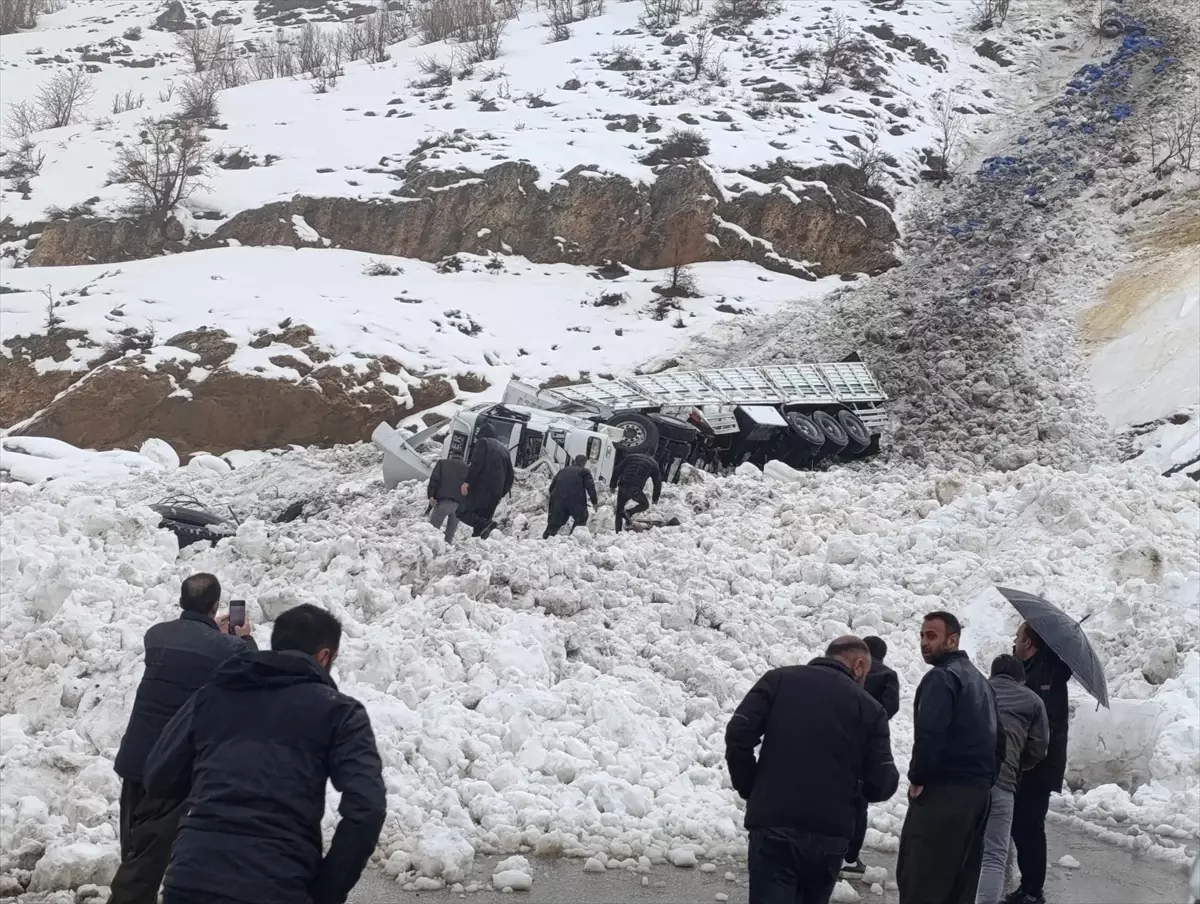 Uludere\'de Çığ Düşmesi: Tır Sürücüsü Ağır Yaralı