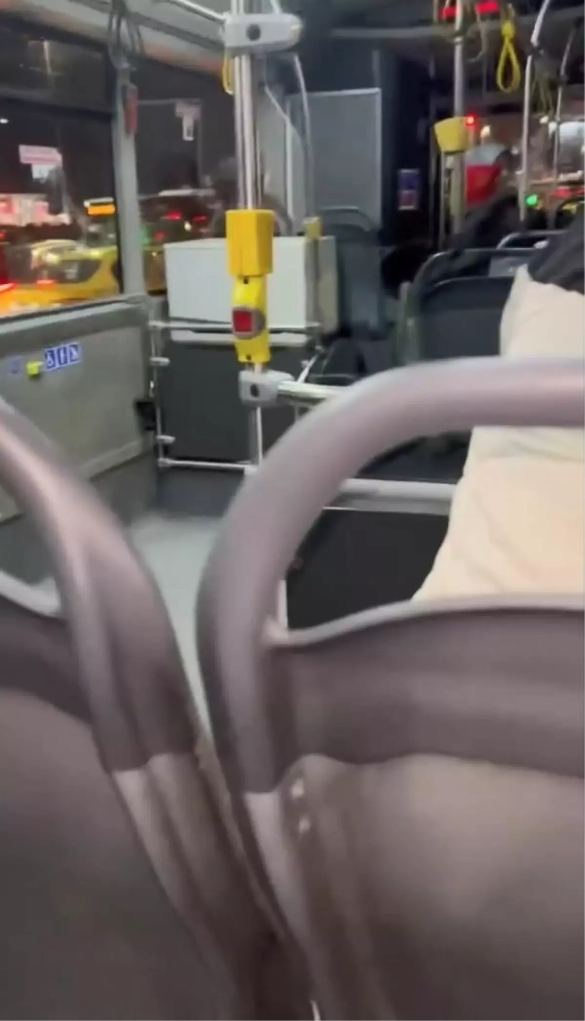 İETT otobüsünde tansiyon yükseldi: Bir düğmeye basacaksın!