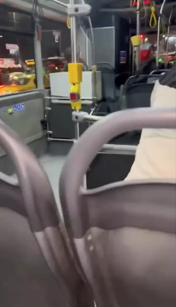 İETT Otobüsünde Gergin Anlar: Düğmeye Basınca Kavga Çıktı