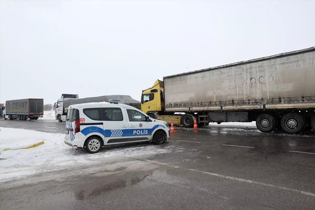 Sivas-Malatya Yolunda Kar Engeli