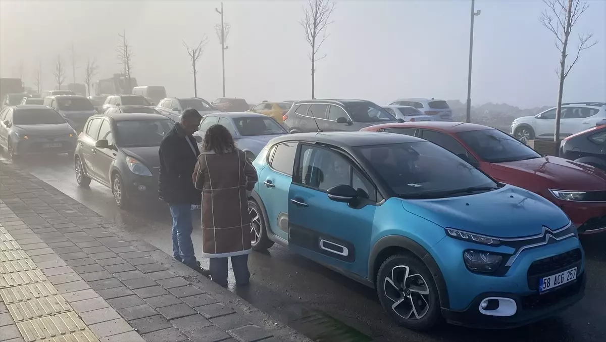 Sivas\'ta Zincirleme Trafik Kazası: 51 Araç Hasar Gördü