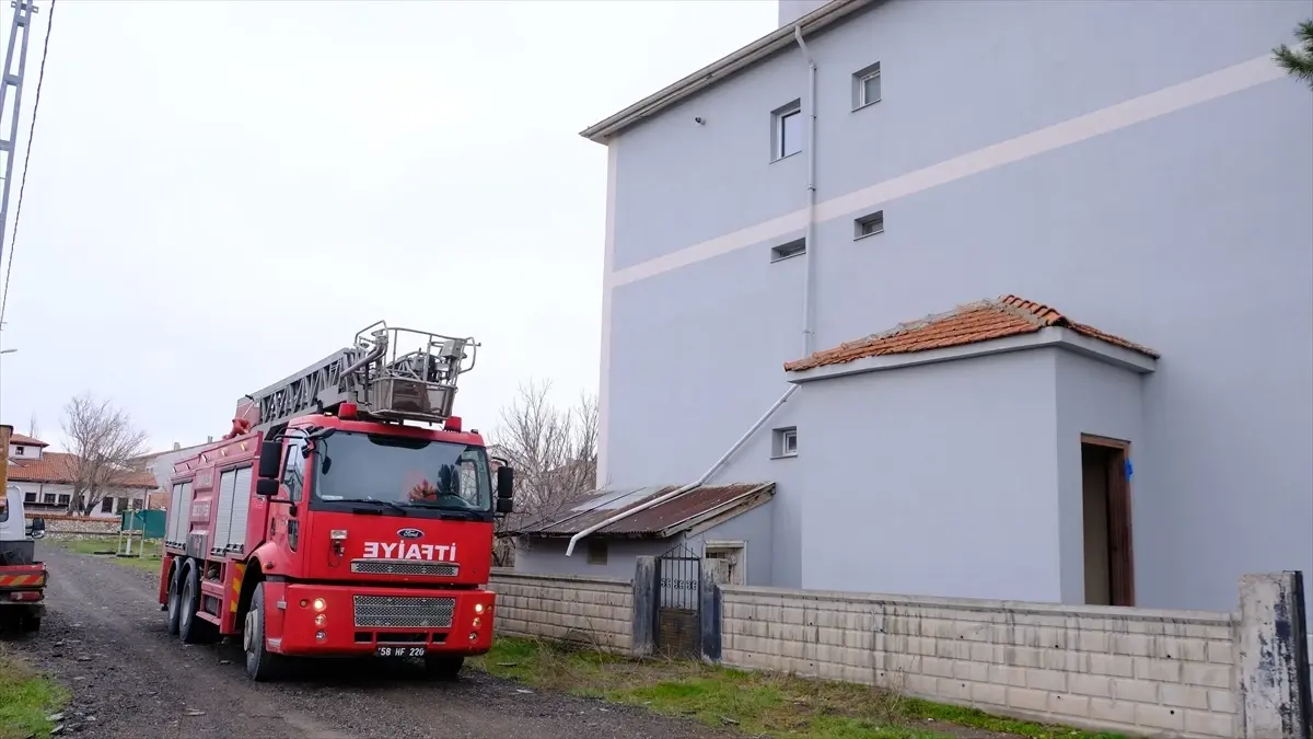 Şarkışla\'da Soba Yangını: 2 Kişi Hastaneye Kaldırıldı