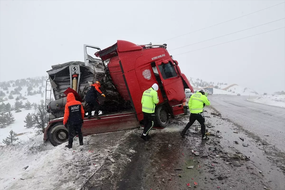 Sivas\'ta Tır Kazası: 1 Ölü, 2 Yaralı