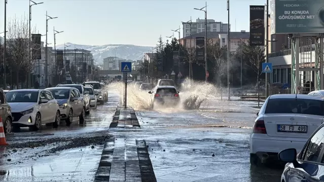 Sivas’ta Su Borusu Patladı, Trafik Aksadı