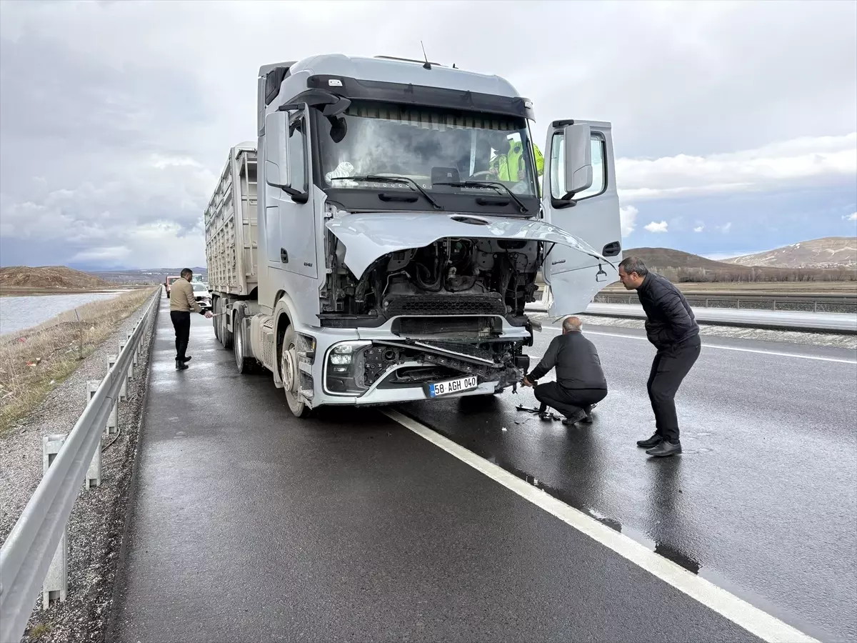 Sivas\'ta Tırla Çarpışan Araç Sürücüsü Yaralandı