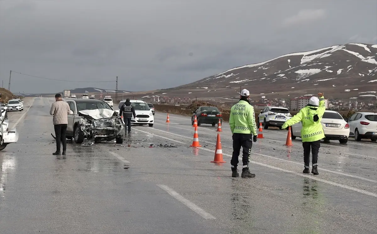 Sivas\'ta Zincirleme Kaza: 1 Ölü, 5 Yaralı