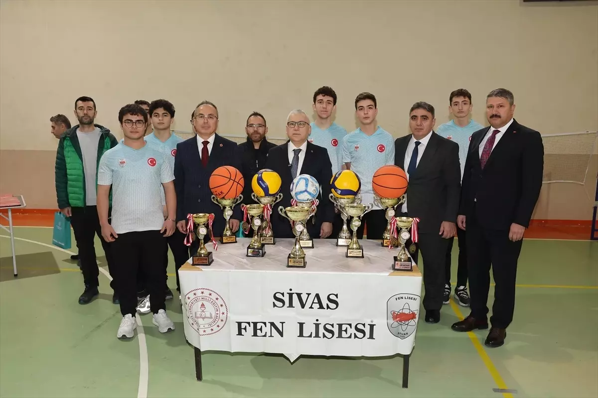 Vali Şimşek\'ten Spor Malzemesi Dağıtımı