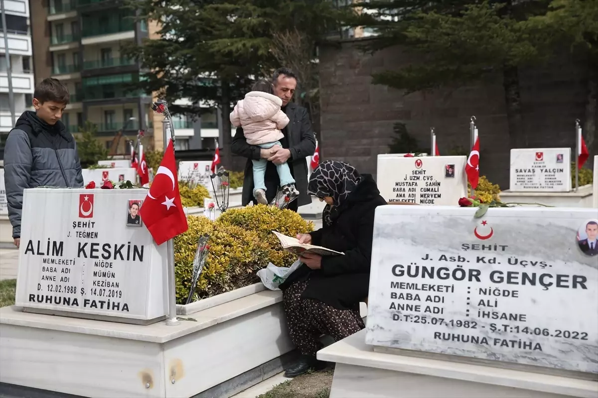 Sivas ve Niğde\'de Ramazan Bayramı arifesinde şehitlikler ziyaret edildi