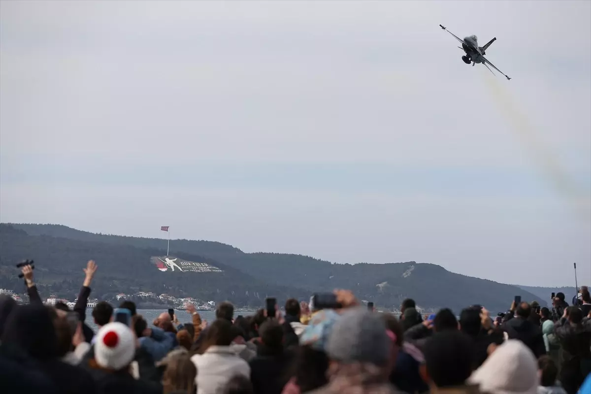 SOLOTÜRK Çanakkale\'de gösteri uçuşu yaptı