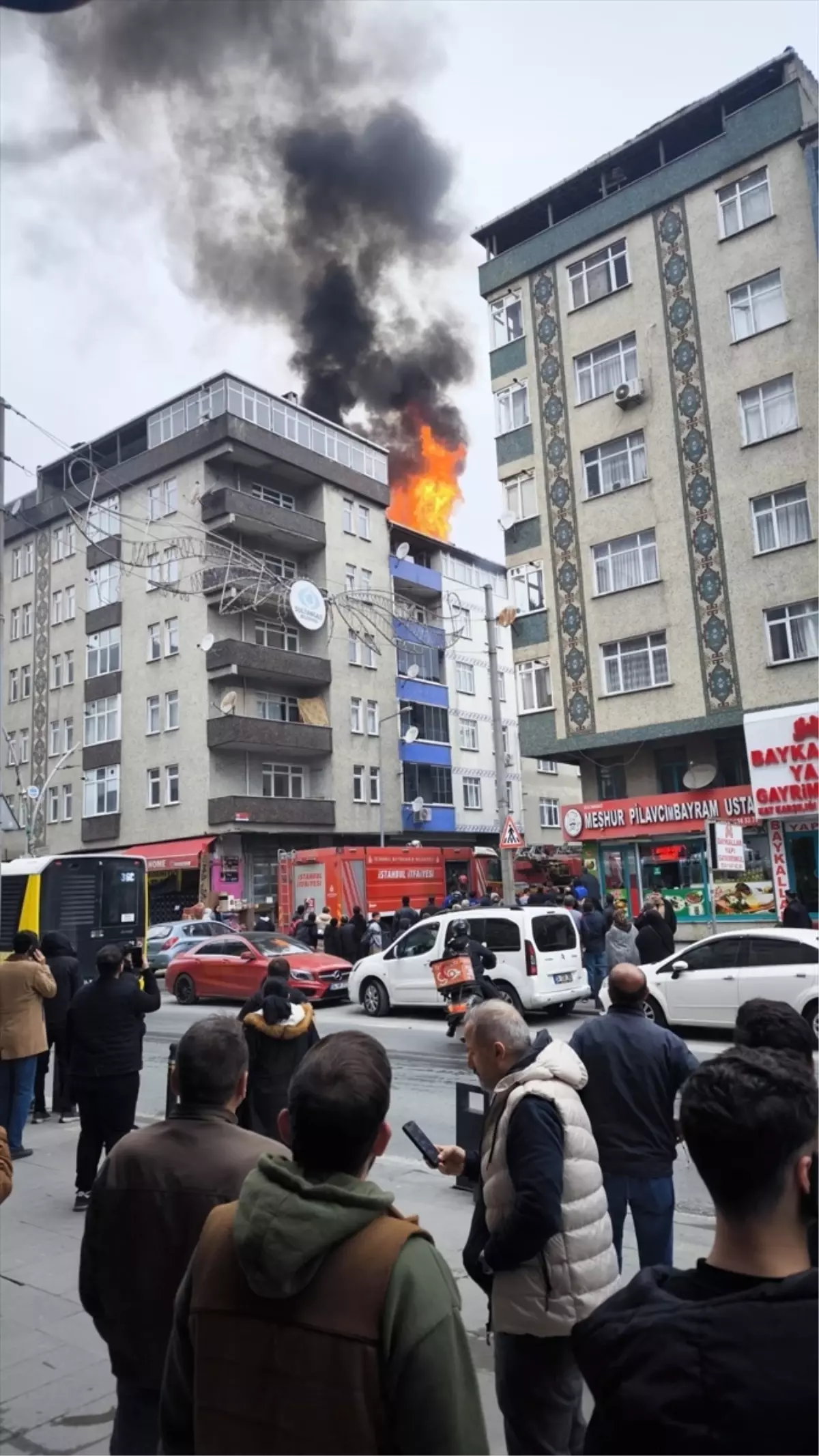 Sultangazi\'de Çatı Katında Yangın