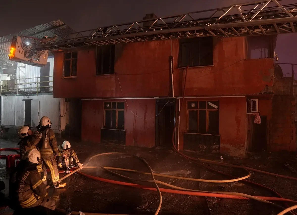 Sultangazi\'de Elektrik Trafosu Yangını