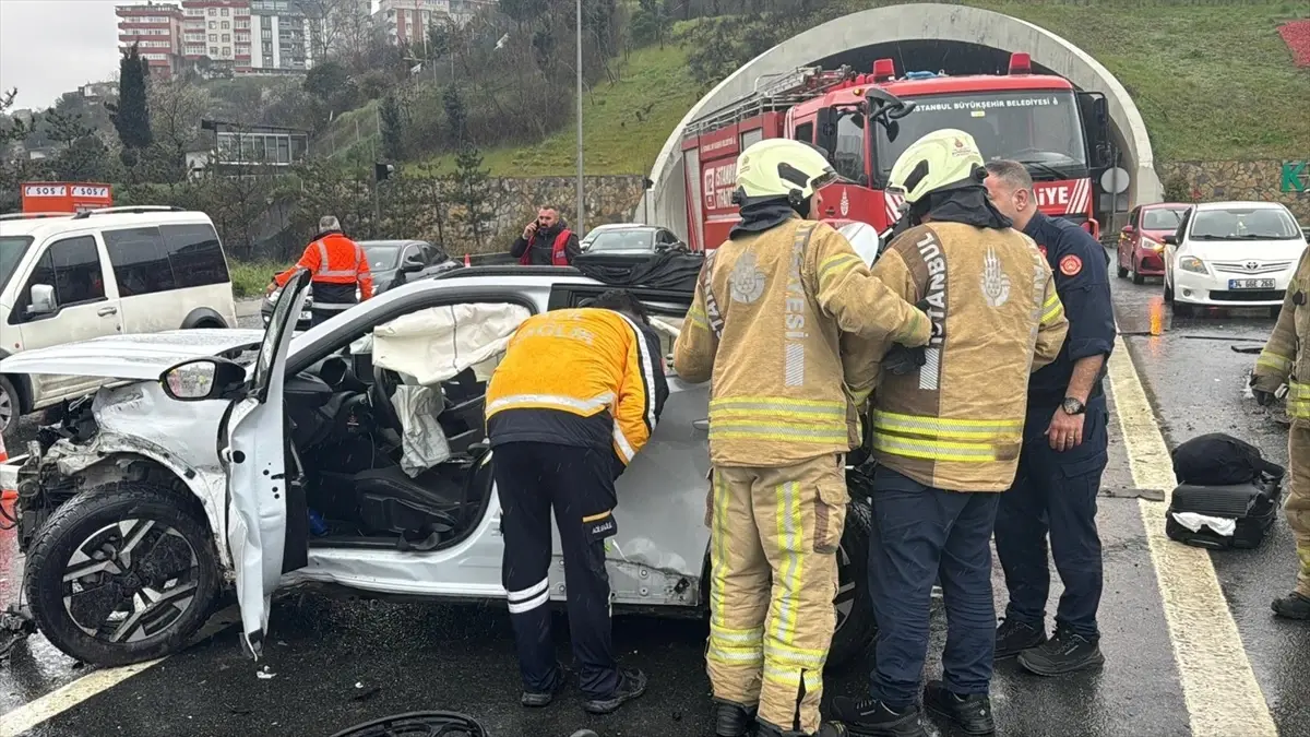 Sultangazi\'de İki Trafik Kazası: 9 Yaralı