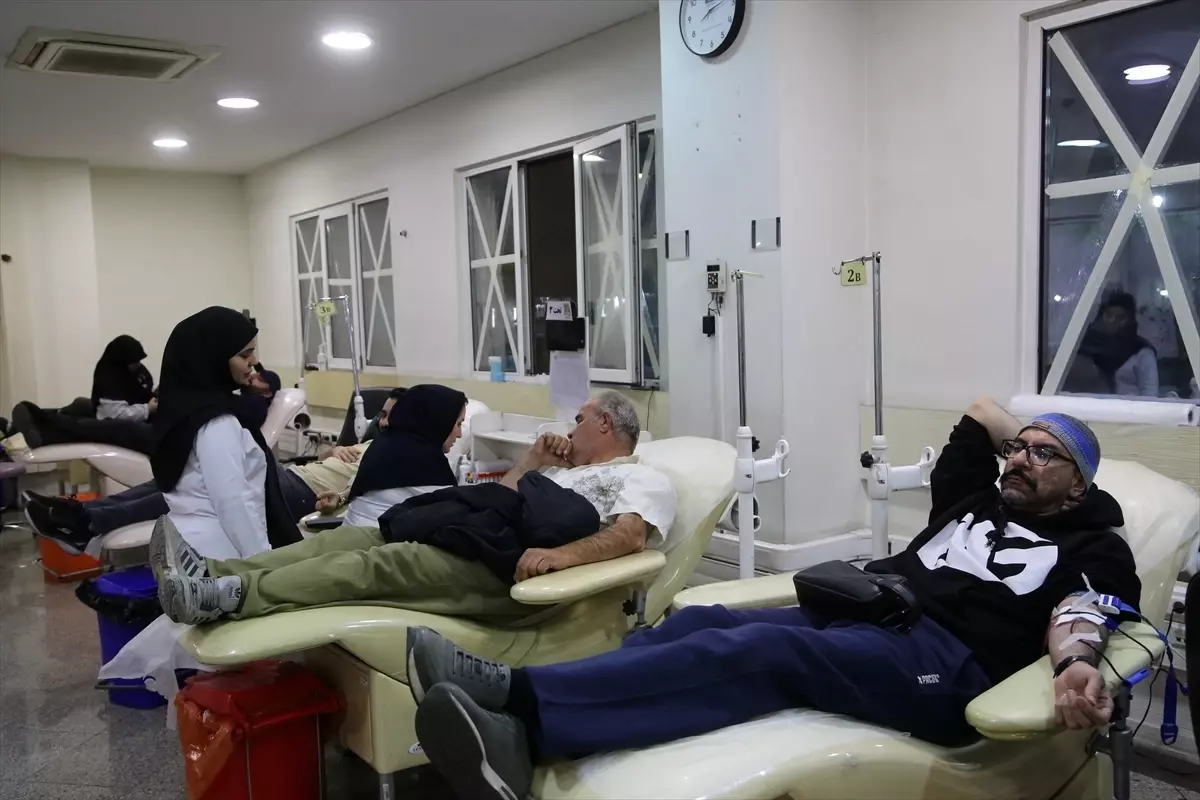 İranlılar Saldırı Mağdurlarına Yardım için Kan Veriyor