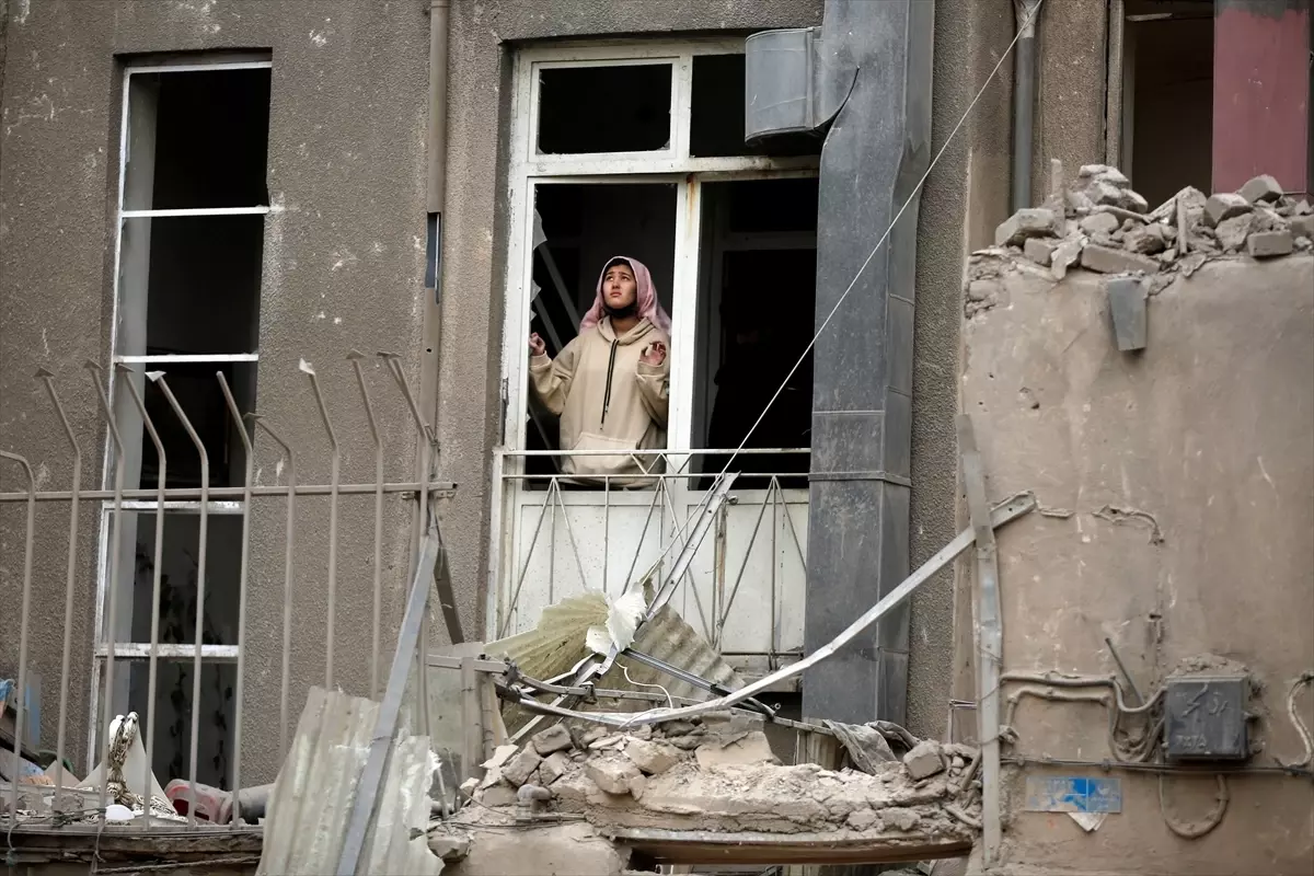 Tahran\'da Evler Yıkıldı, 100 Aile Etkilendi