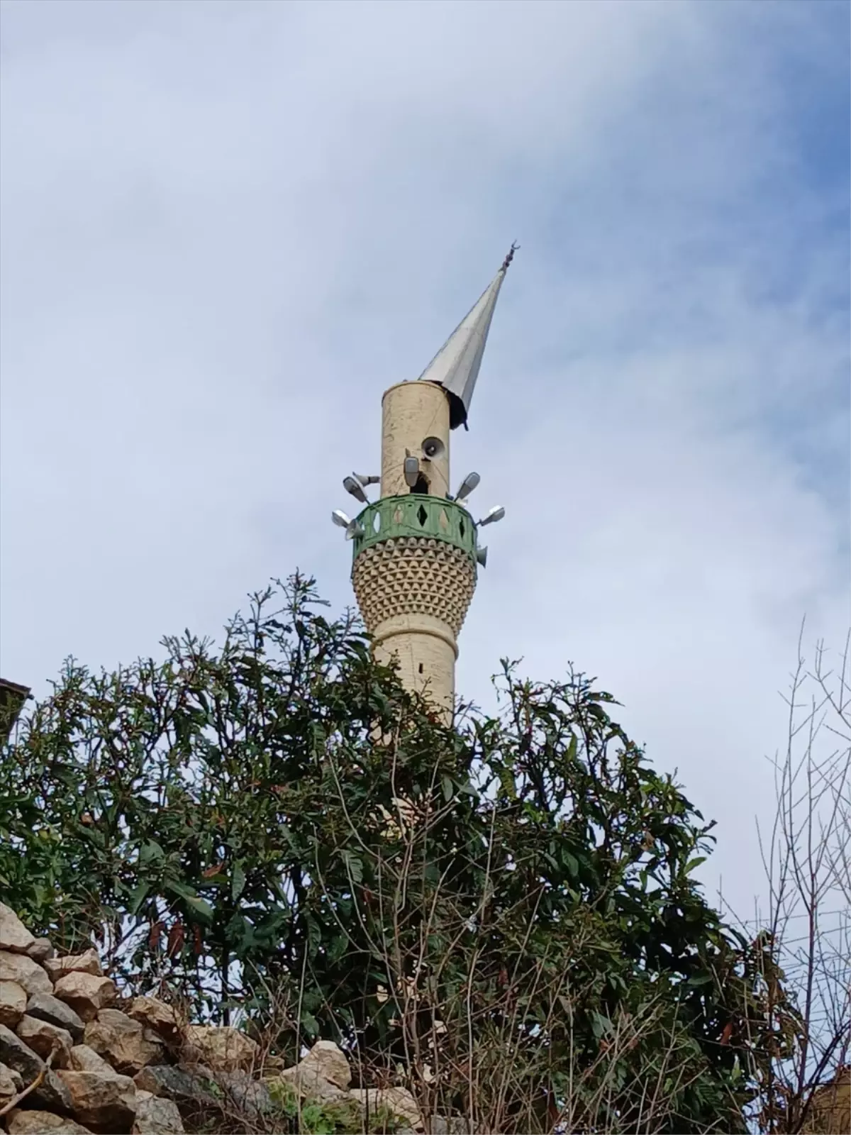 Tarsus\'ta Rüzgar Cami Minaresini Hasar Verdi