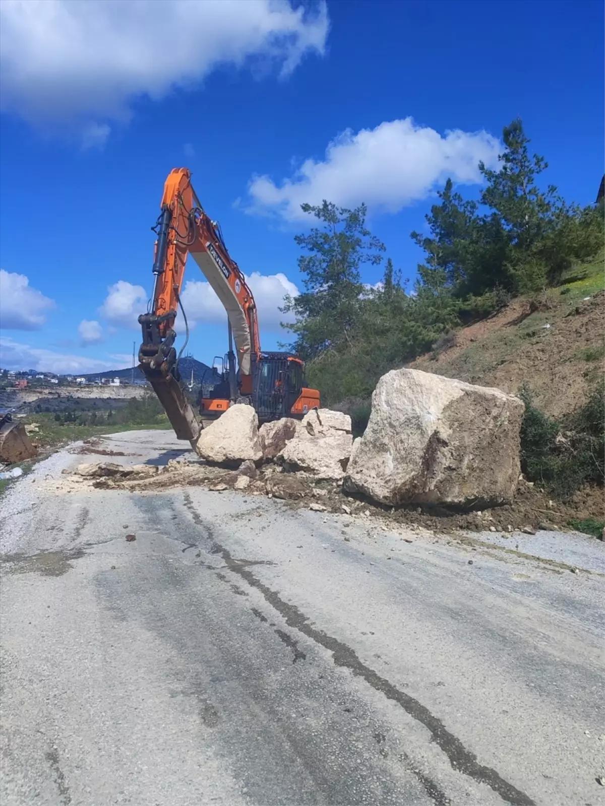 Tarsus\'ta Sağanakta Kaya Düşmesi